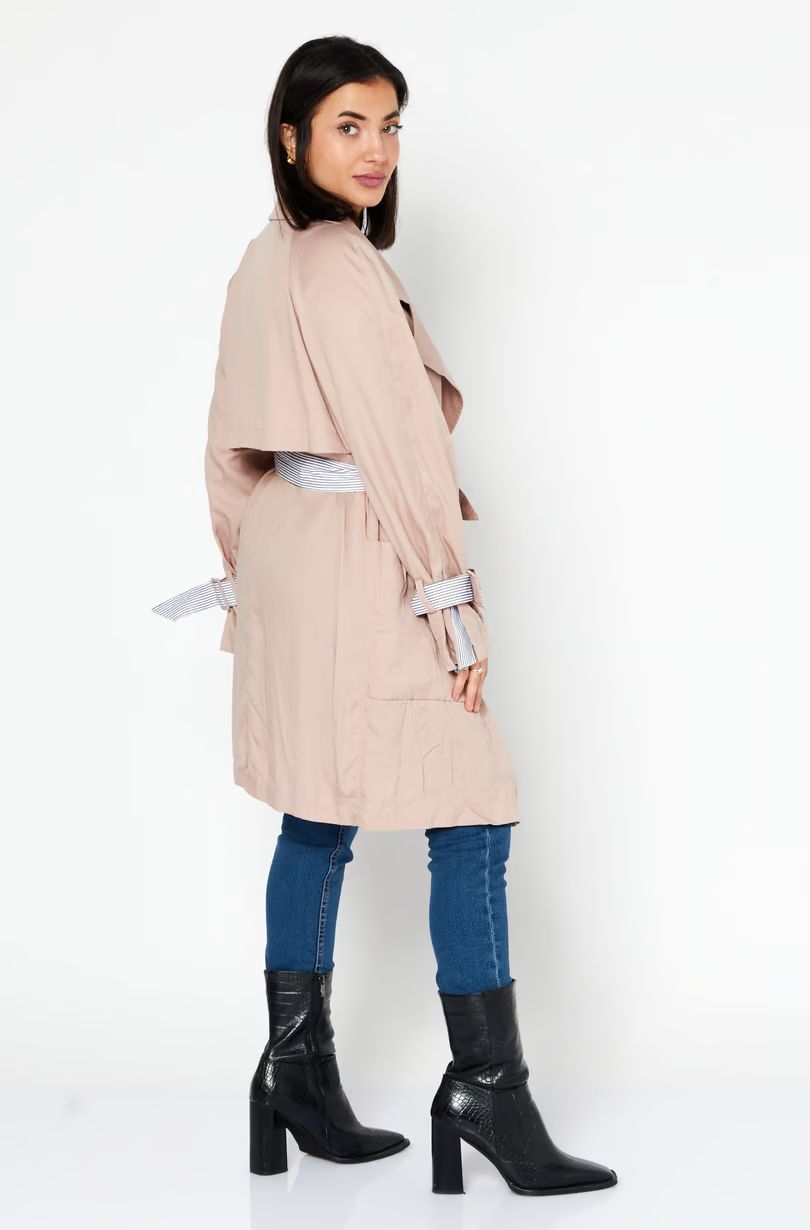 Vero Moda Belted Coat – Minimalism Meets Warmth